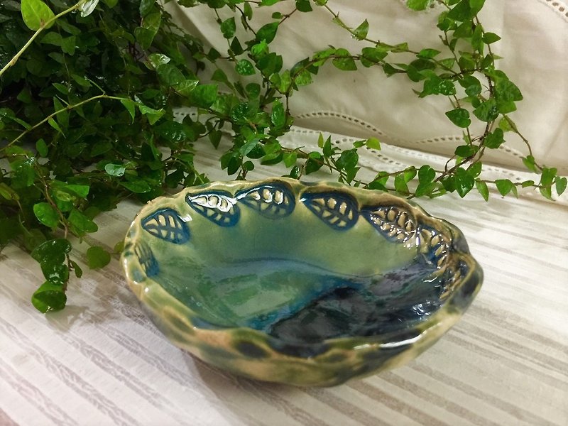 Leaves linked to ceramic ornaments _ pottery dishes - จานเล็ก - ดินเผา สีเขียว
