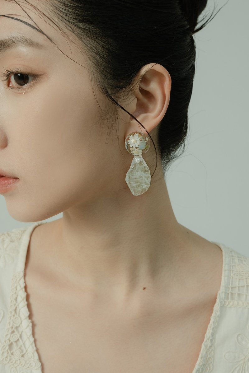 真花耳環Sunny Earrings - 耳環/耳夾/耳骨夾 - 植物．花 白色