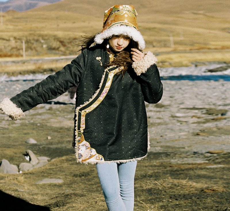 【異域詩畫】新中式復古藏風 立領盤扣/羊羔外套 - 女大衣/外套 - 其他材質 黑色