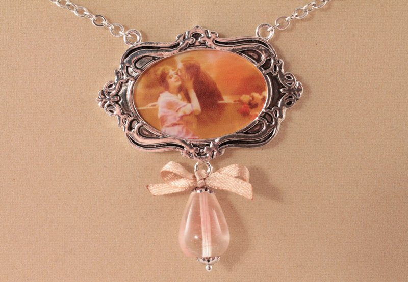 Kiss Vintage Retro Picture in Frame Pink Bow Chalcedony Pendant Necklace Jewelry - 項鍊 - 其他材質 粉紅色