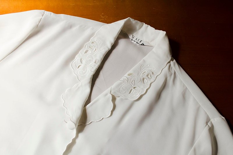 純白刺繡簍空花領波浪滾邊復古短袖雪紡襯衫 | vintage莞洱古著 - 恤衫 - 聚酯纖維 