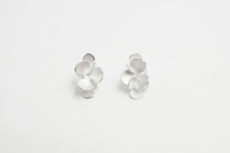 I-Shan13 Camellia petal earrings (large) - ต่างหู - โลหะ 