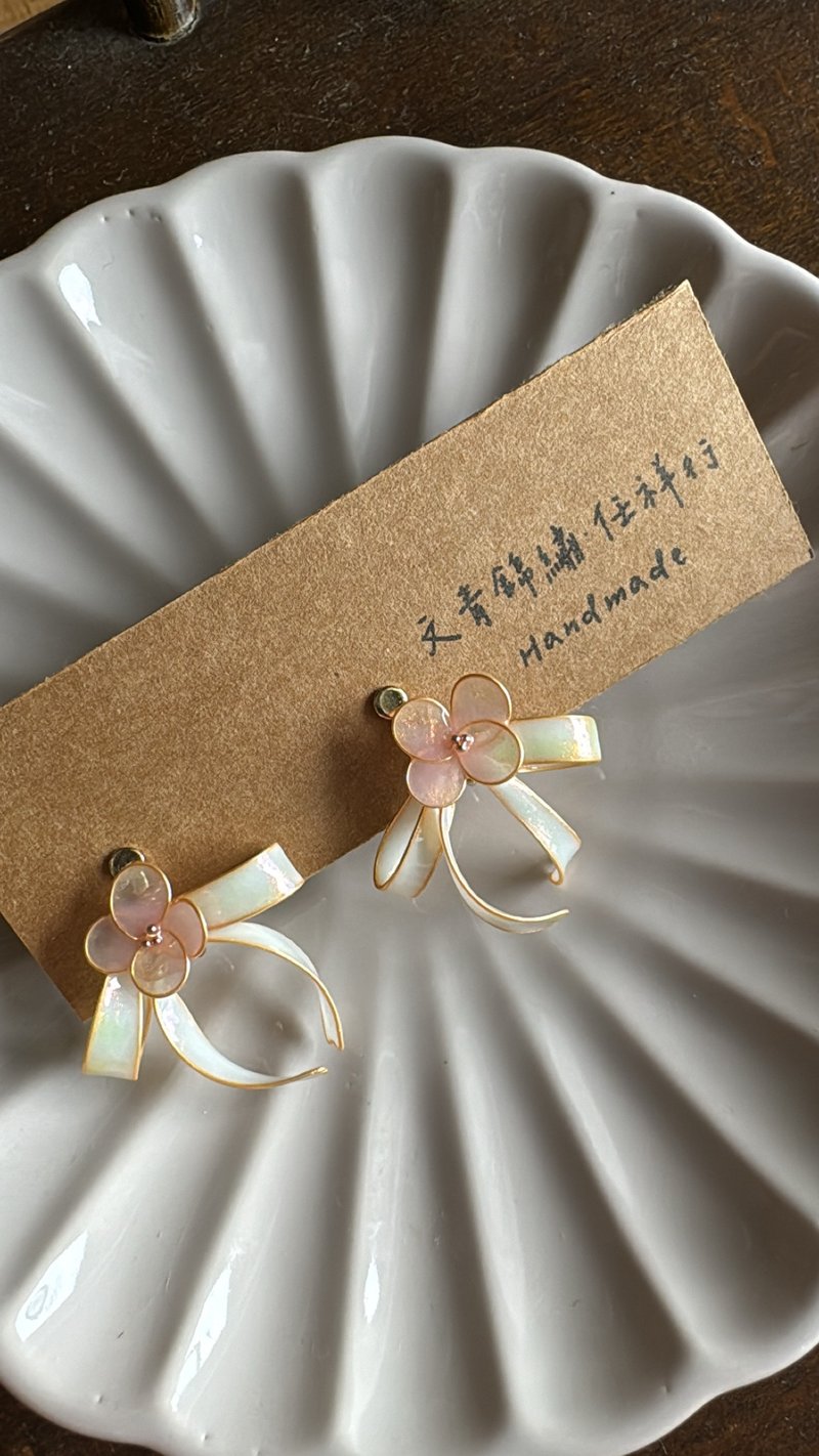 Temperament small flower bow earrings Clip-On style white - Earrings & Clip-ons - Other Materials White