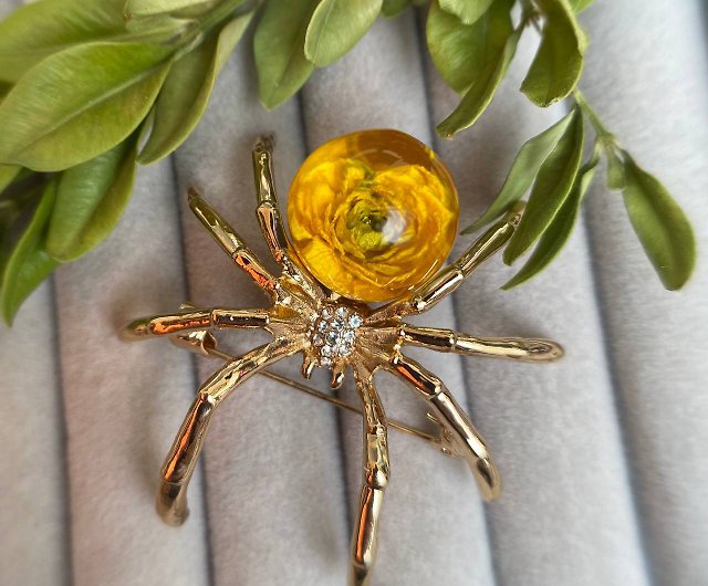 Spider brooch, spider jewelry, spider pin, resin jewelry - Shop AlexArtRoom  Brooches - Pinkoi
