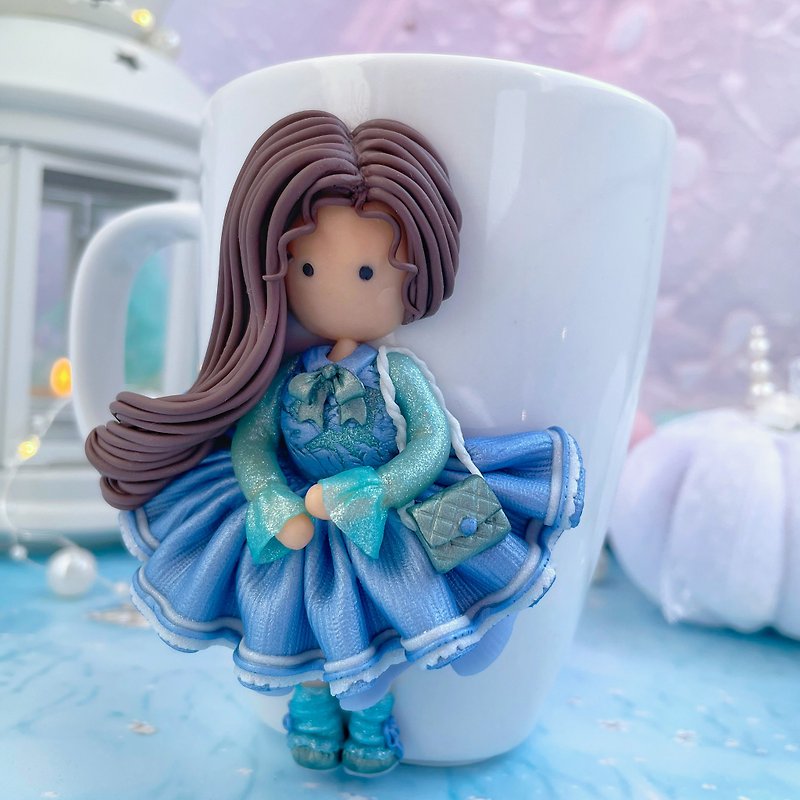 Doll in a sky blue dress with a purse. Decor on the mug from polymer clay - แก้วมัค/แก้วกาแฟ - ดินเหนียว สีน้ำเงิน