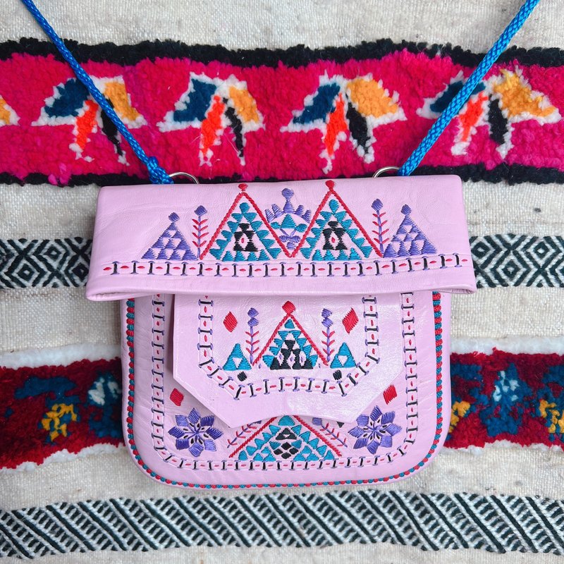 Gnawa North African tribal totem embroidery bag Atlas rose - กระเป๋าแมสเซนเจอร์ - หนังแท้ สึชมพู