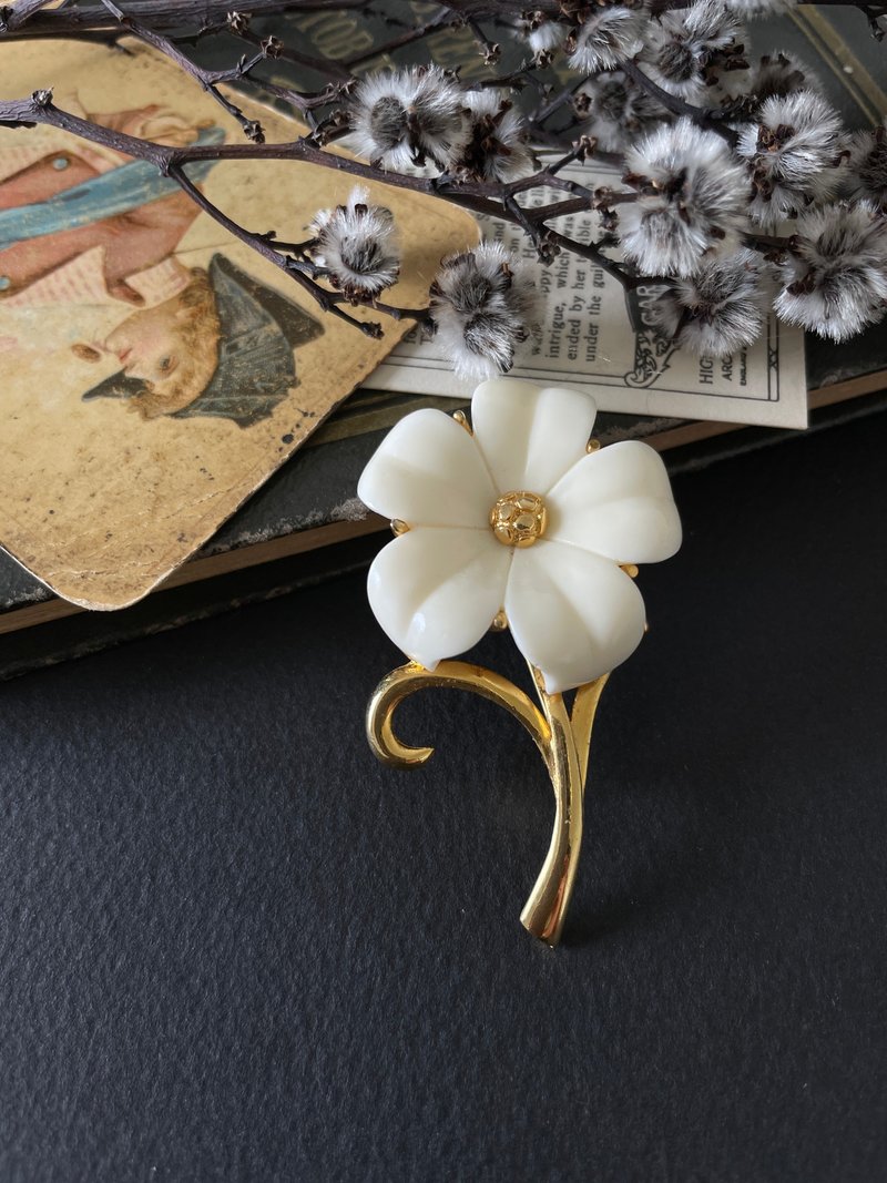-古董Vintage 古著金色塑料白花 別針 胸針 西裝外套 Monet B122 - 胸針 - 其他金屬 金色
