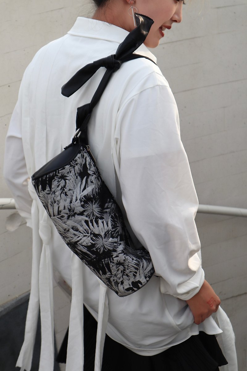 Strap Drum Bag Black and White Underarm Bag Chest Bag Crossbody Shoulder Bag - กระเป๋าแมสเซนเจอร์ - วัสดุอื่นๆ 