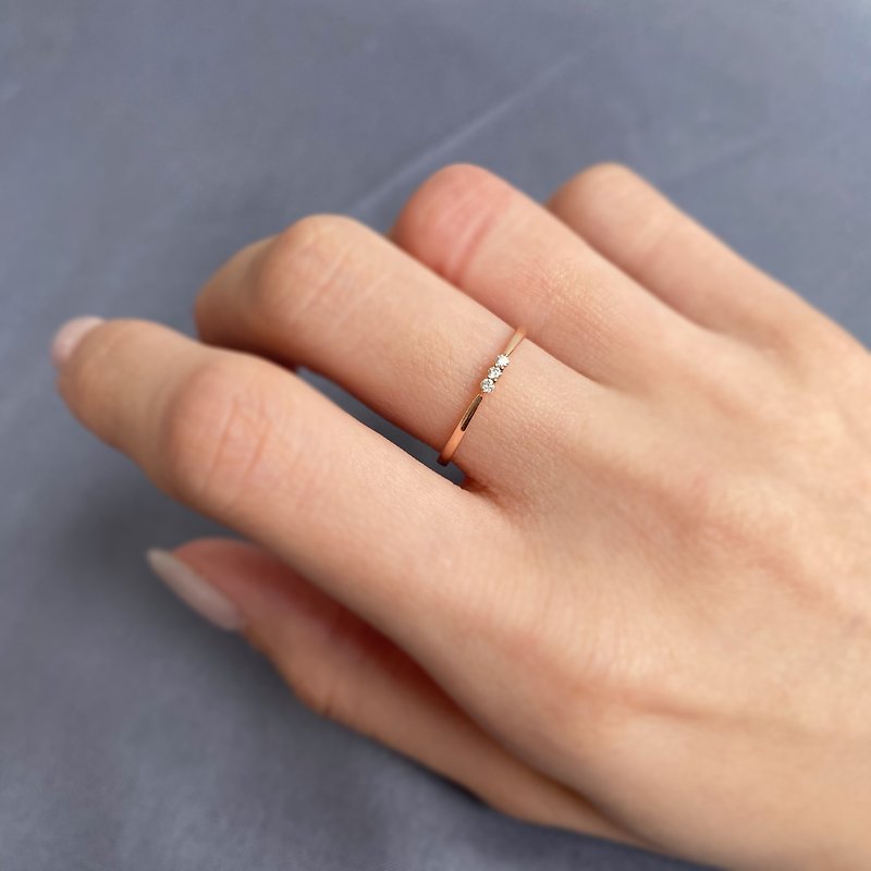 精緻三顆小鑽石戒指