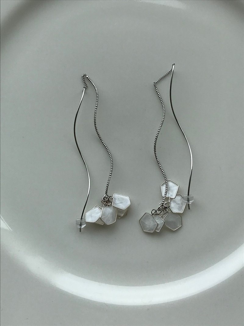 Yijinghua earrings/ Clip-On can be resin clip earrings temperament gift carton packaging gifts - Earrings & Clip-ons - Resin Silver