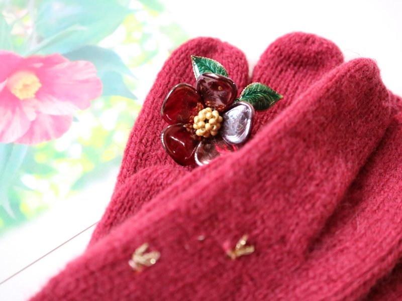 椿のブローチ 赤　つばき ツバキ 春 冬 寒椿 寒つばき 和 コサージュ 花 フラワー 葉 レッド チェコガラス チェコビーズ 上品 優雅 小さめ 重ね付け - 胸針 - 玻璃 紅色