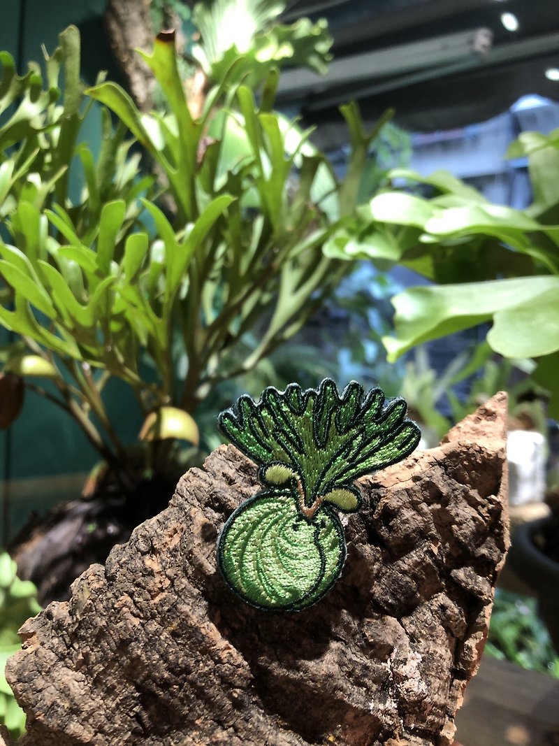 Peek-A-Boo Monkey Staghorn Fern - Embroidery Badge Forest Ornament - เข็มกลัด/พิน - งานปัก สีเขียว
