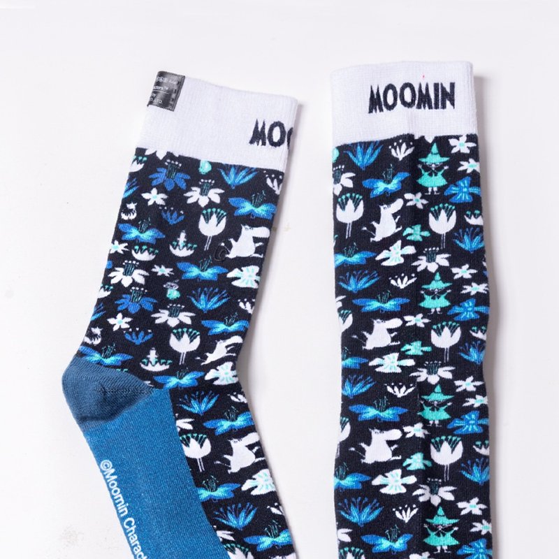 【Pinkoi x Moomin】Limited Japanese illustration style double needle rib socks dark blue print - Socks - Plastic Multicolor