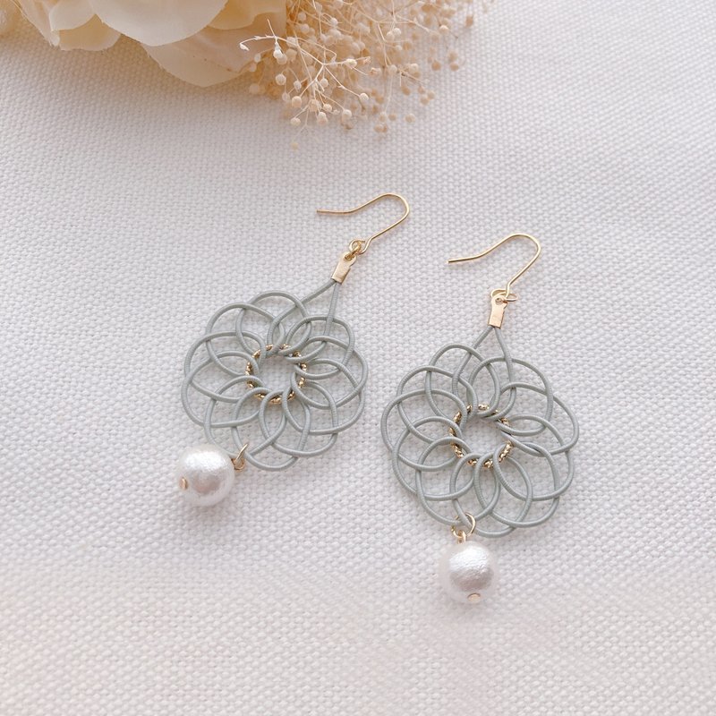 【水引】まんだら結びとコットンパールの水引アクセサリー / ピアス・イヤリング / 洋装にも和装にもあいます / グレー - 耳環/耳夾/耳骨夾 - 紙 灰色