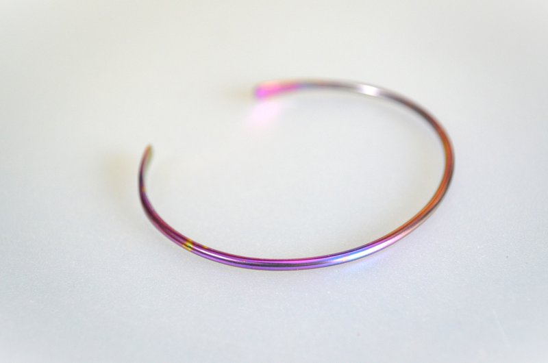 Titanium bangle・赤紫のチタンバングル・楕円形モデル・内径６１ミリ - 手鍊/手環 - 其他金屬 紫色