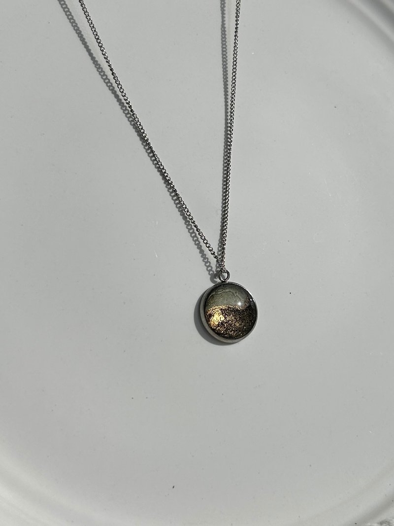 [Christmas Gift] Deep Green Forest Glimmer Circular Hand-Painted Necklace - สร้อยคอ - สแตนเลส สีเขียว