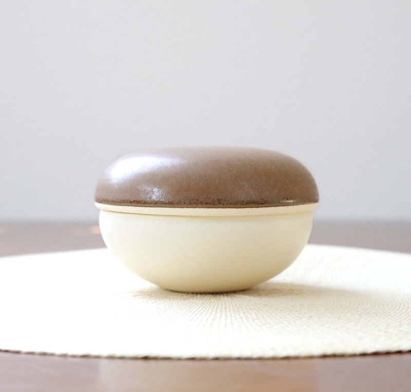 白茶の蓋もの 小物入れやお料理にも どんぐりのイメージ - 居家收納/收納盒/儲物盒 - 陶 咖啡色