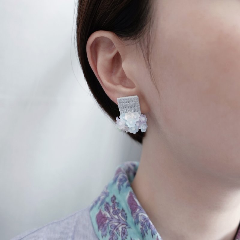 落英之方・手工刺繡耳環 - 耳環/耳夾 - 繡線 灰色