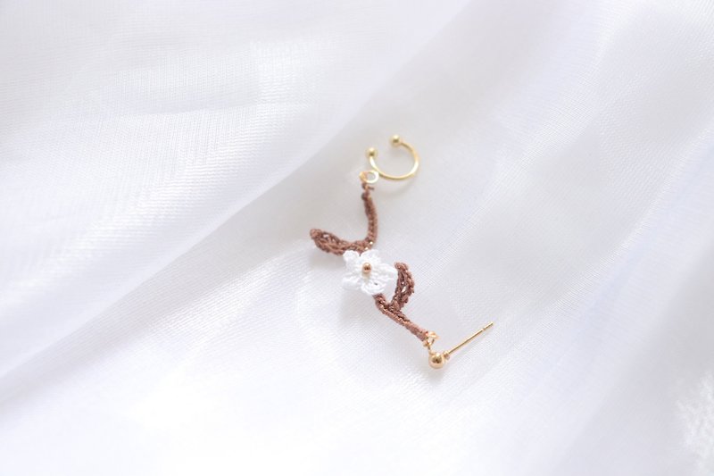 【Blooming Flowers and Branches Hooked Earrings/ Clip-On】- Ear Cuff Series - ต่างหู - งานปัก ขาว
