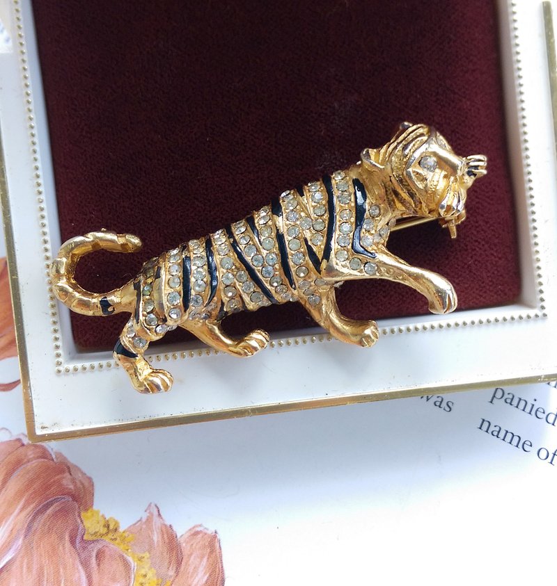 Vintage Jewelry 西洋古董飾品 立體 小心翼翼的老虎 別針 - 徽章/別針 - 其他金屬 金色