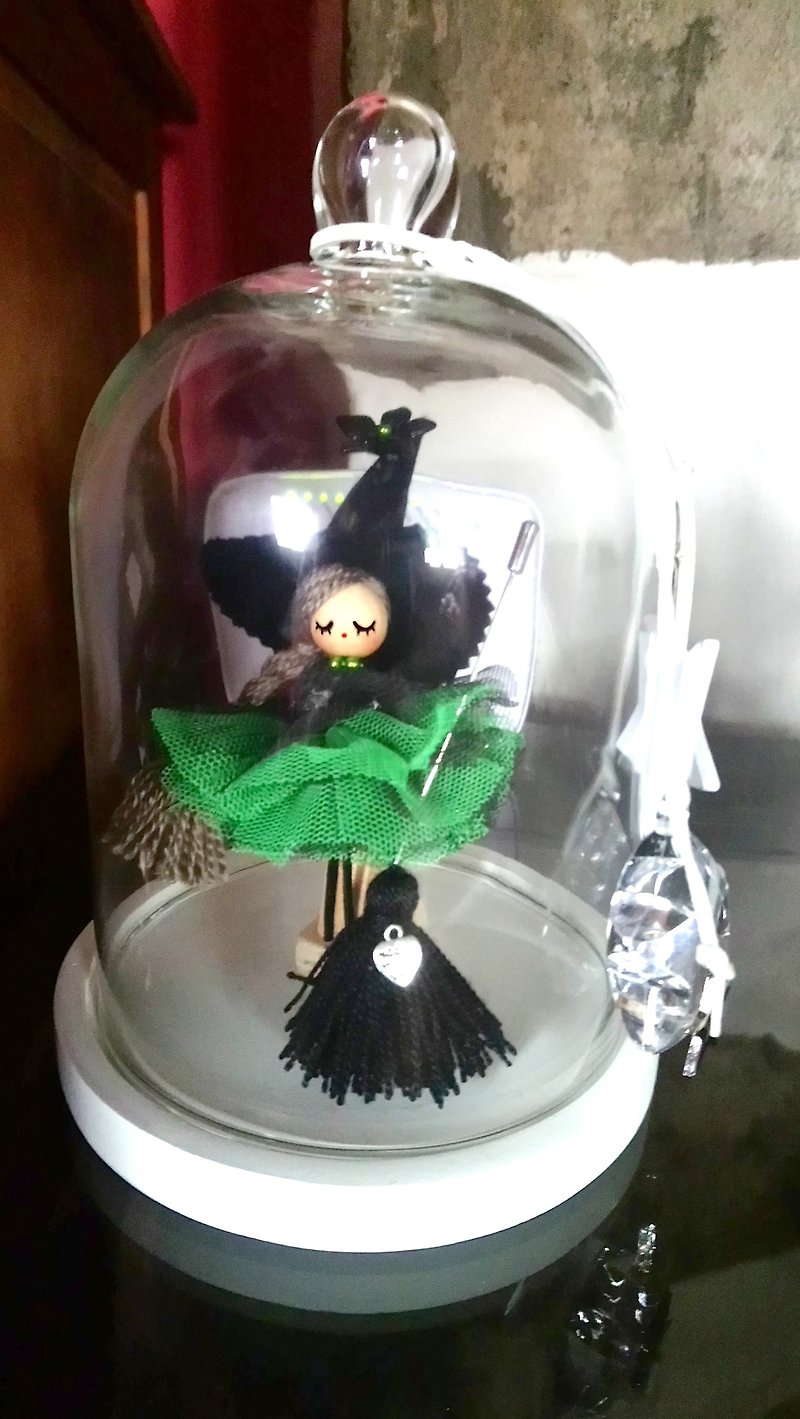 Witch doll in glass bell - 擺飾/家飾品 - 木頭 綠色