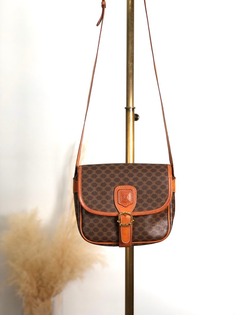 【 日本直送　名牌中古包 】CELINE セリーヌ マカダム ショルダーバッグ ブラウン ブラゾン型押し フロントバックル PVC/レザー bk3xcz - 側背包/斜背包 - 防水材質 咖啡色