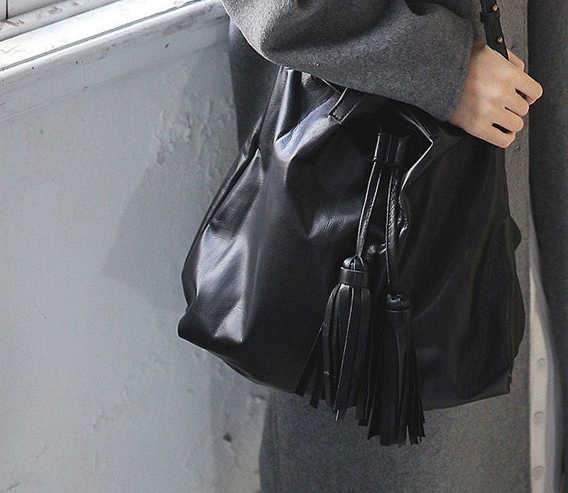 Drawstring cortical tassel soft leather bucket bag black - Messenger Bags & Sling Bags - Genuine Leather 
