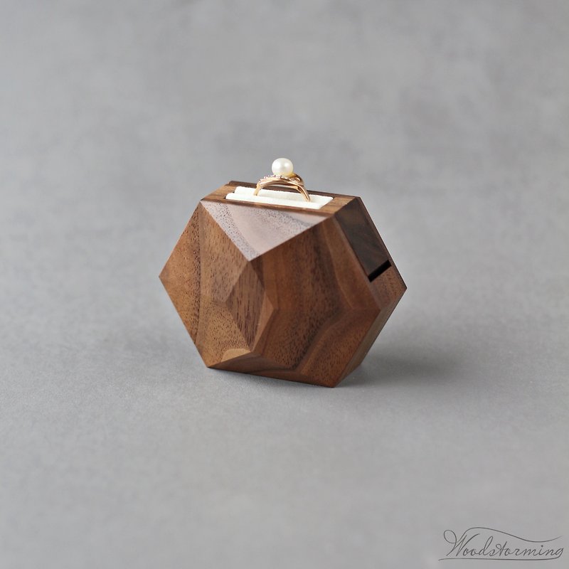 Wood Storage - Small ring display box, rotating proposal box by Woodstorming