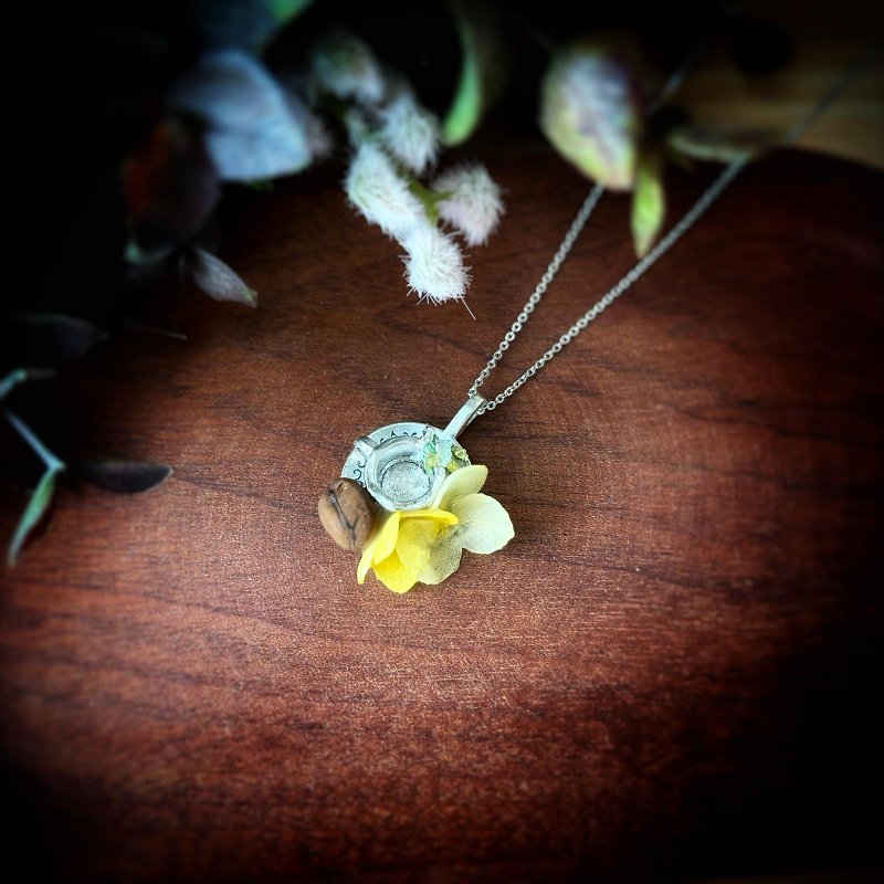 Coffee cup with real flower pendant - สร้อยคอ - พืช/ดอกไม้ สีเหลือง