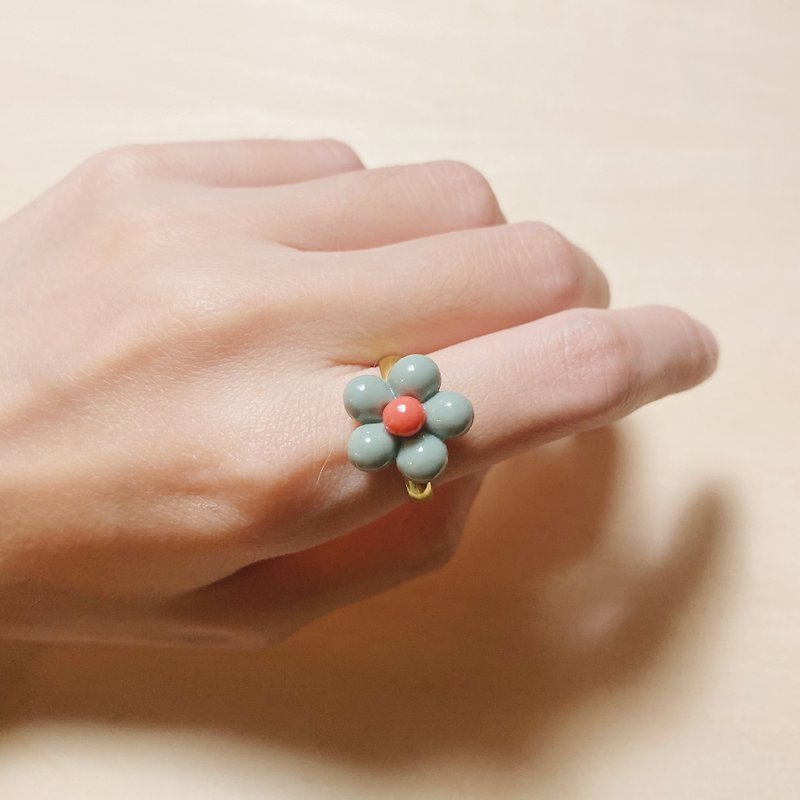 Retro bean green saturated chubby flower contrast ring - General Rings - Resin Green
