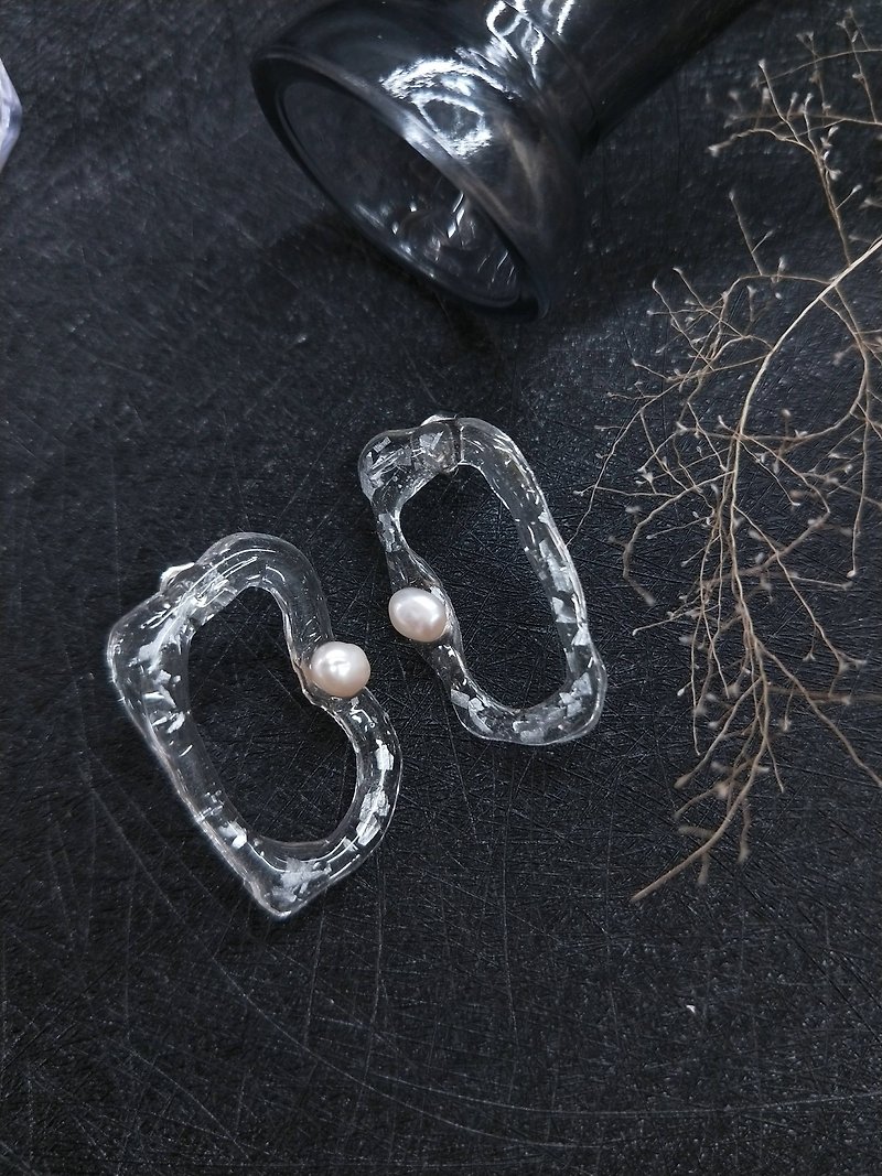 earring. Pearl irregular resin simple ear clip ear clip - Earrings & Clip-ons - Resin White