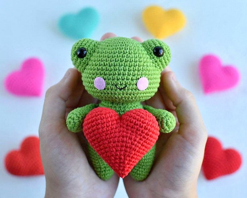 Plush frog / Crochet frog with heart / Valentine's Frog - ตุ๊กตา - ผ้าฝ้าย/ผ้าลินิน 