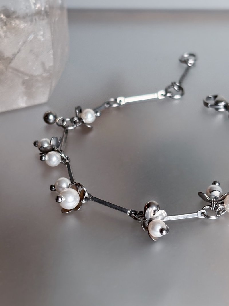 珍珠小花園手鍊(白珍珠)  不鏽鋼手鍊 細鍊 - 項鍊 - 不鏽鋼 白色