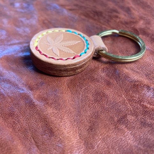 【日本未入荷】フローラルディテールトリックレザーキーホルダー 日本未入荷】フローラルディテールトリックレザーキーホルダー