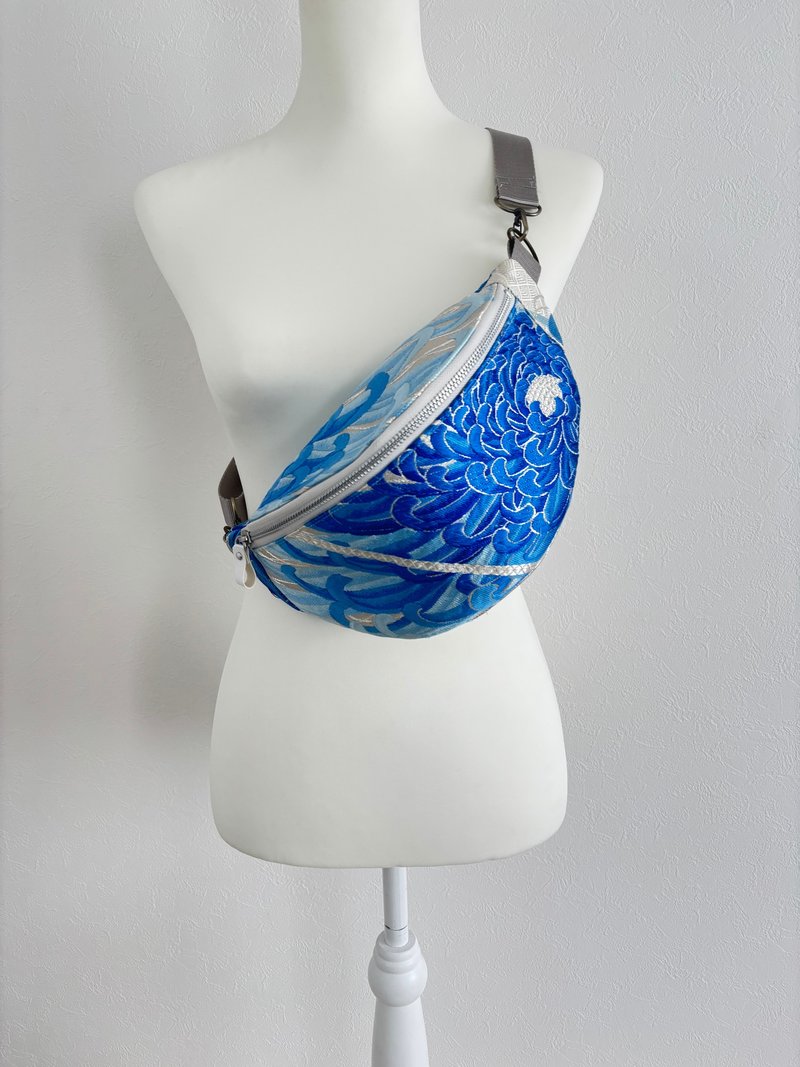 日本の着物シルク帯リメイク スリングバッグブルー付きボディバッグ一点物 - ショルダーバッグ - シルク・絹 ブルー