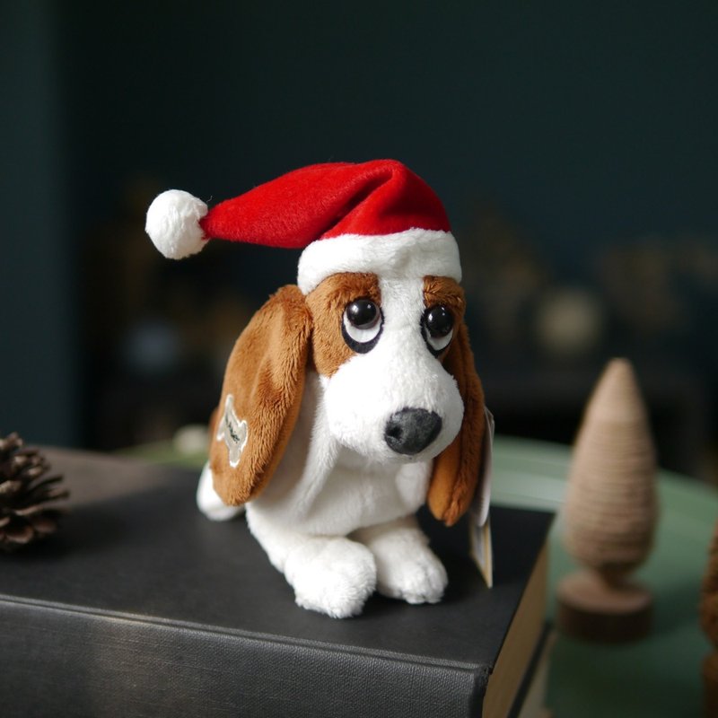 Hush Puppies Basset Hound with Santa Hat (5 inch) - Stuffed Dolls & Figurines - Polyester Brown