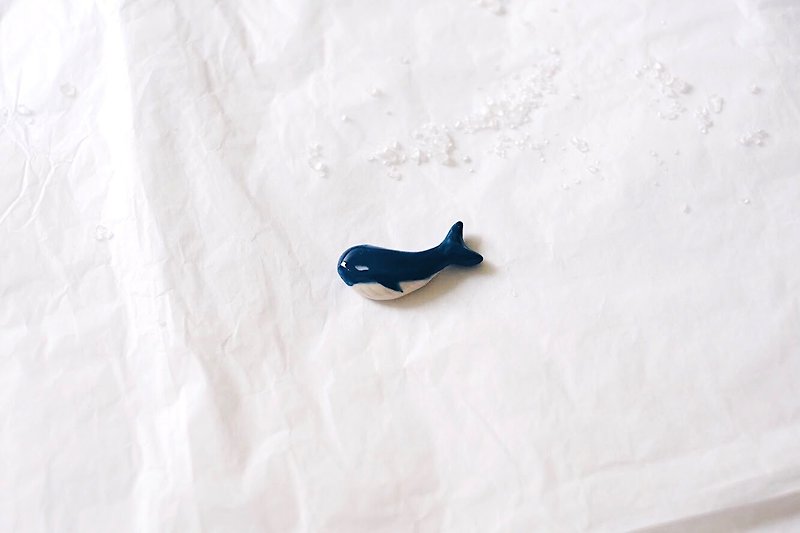 Blue Whale Ceramics Brooch - เข็มกลัด - เครื่องลายคราม สีน้ำเงิน
