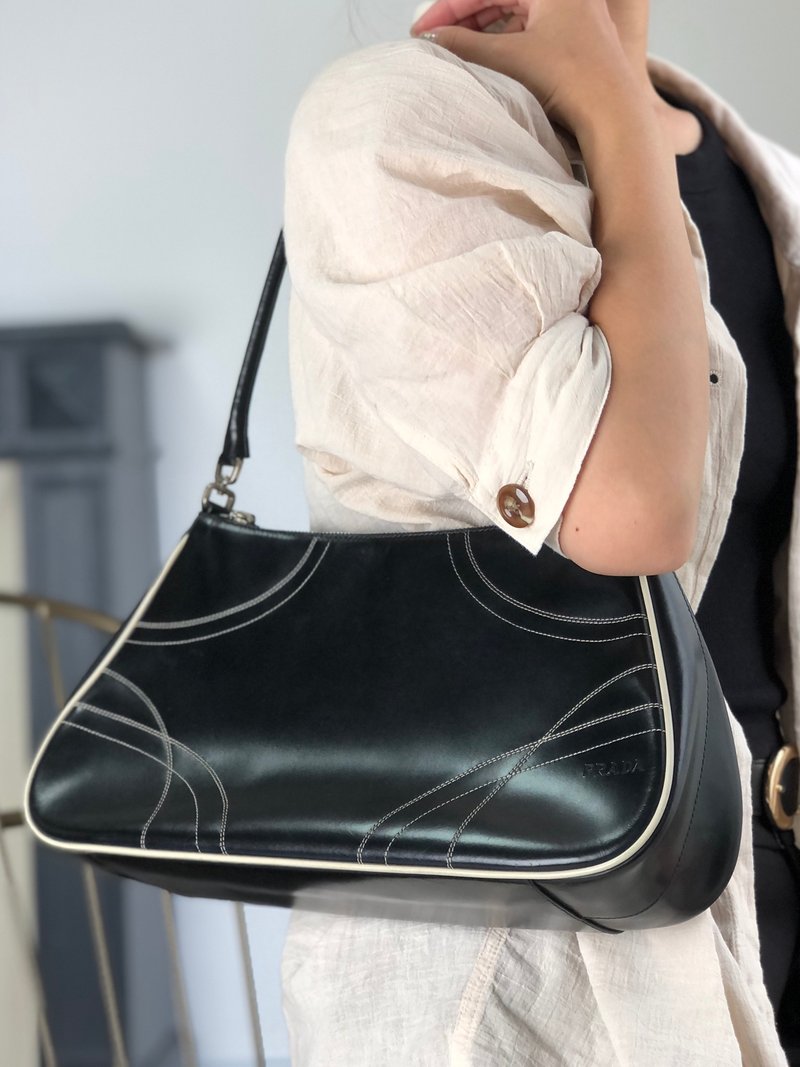 【 日本直送　名牌中古包 】PRADA プラダ ショルダーバッグ ブラック ステッチ レザー ホーボーバッグ vintage ヴィンテージ tfesrt - 側背包/斜背包 - 真皮 黑色