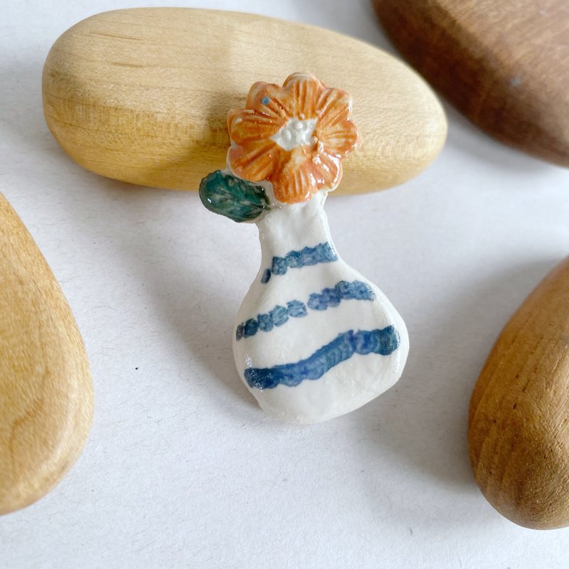 フラワーベースブローチ / ハンドメイド陶器 - ブローチ - 陶器 多色