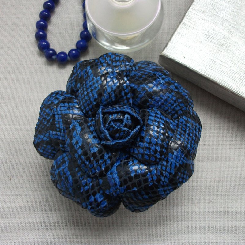 Blue Camellia brooch made of leather with imitation snake design - 胸針 - 真皮 藍色