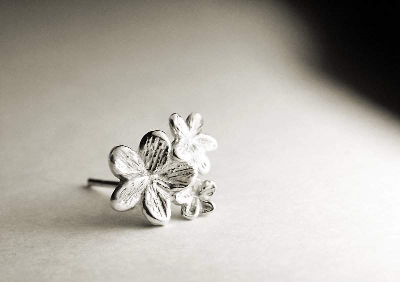 Three small flower shape sterling silver earrings (single/pair) - ต่างหู - โลหะ สีเงิน