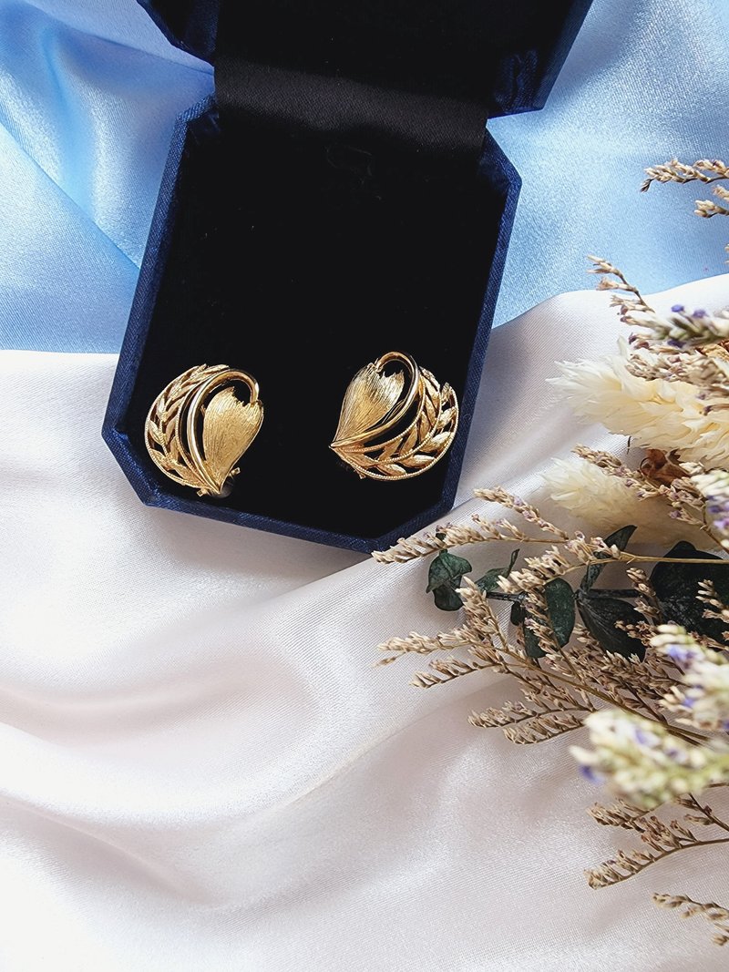 American Western Antique Jewelry / Fog Gold Hollow Out Streamline Wheat Clip Earrings / Vintage Jewelry - ต่างหู - โลหะ 