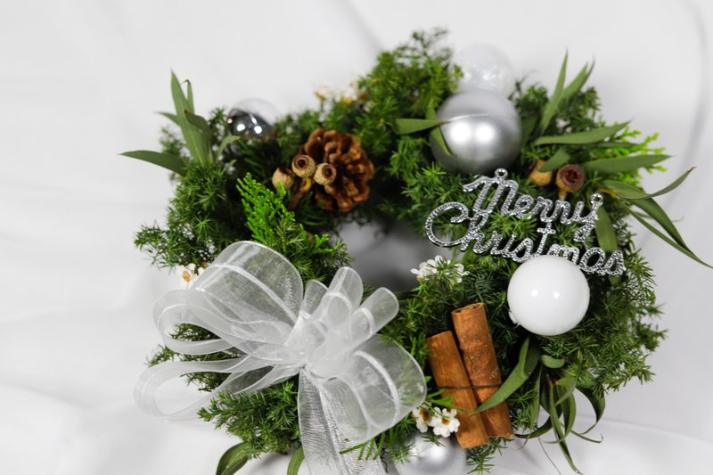 Silver Forest Cedar Christmas Wreath 18CM Christmas Gift Exchange Gift Christmas Wreath Christmas - ตกแต่งต้นไม้ - พืช/ดอกไม้ สีเขียว