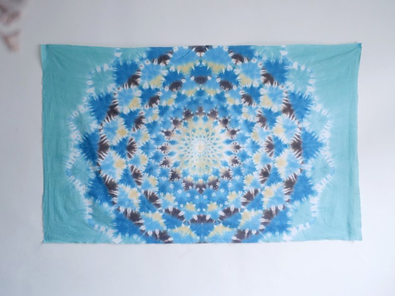 Dreaming Lake Tie dye shibori Mandala tapestry - ตกแต่งผนัง - ผ้าฝ้าย/ผ้าลินิน สีน้ำเงิน