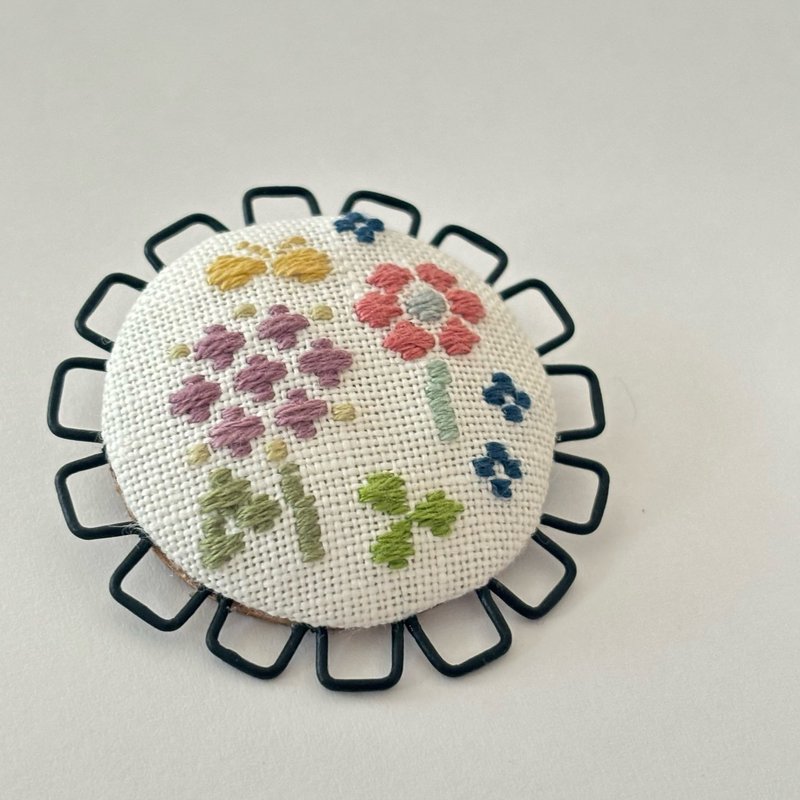 Wire frame embroidered brooch - Brooches - Cotton & Hemp Multicolor