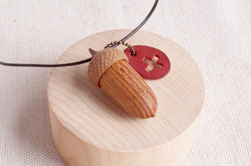 A bit large wooden acorn (OPENABLE) Pendant KEYAKI & Walnut - สร้อยคอ - ไม้ สีส้ม