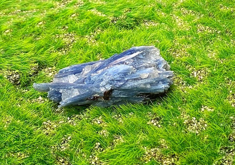 手串充電站-天然原礦藍晶石共生白水晶及石榴石 養水晶 消磁手鍊 - 其他 - 水晶 多色