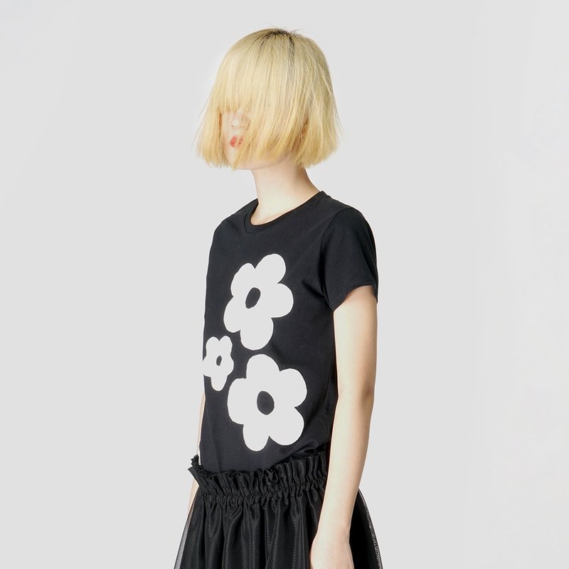 白花朵朵黑色棉T恤 T-shirt - imakokoni - 女 T 恤 - 棉．麻 黑色