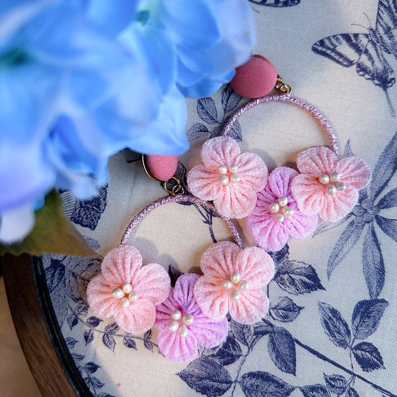 Fine fabric flower hydrangea and wind fabric flower large hoop earrings (pink) - Earrings & Clip-ons - Other Man-Made Fibers Multicolor