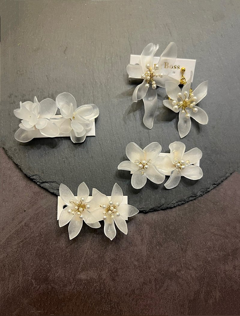 Fake proprietress Kingboss plastic cloud flower clip earrings. There are 4 options - ต่างหู - โลหะ ขาว